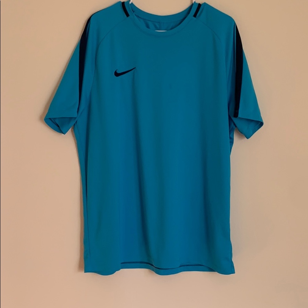 Men’s Nike dry fit shirt.